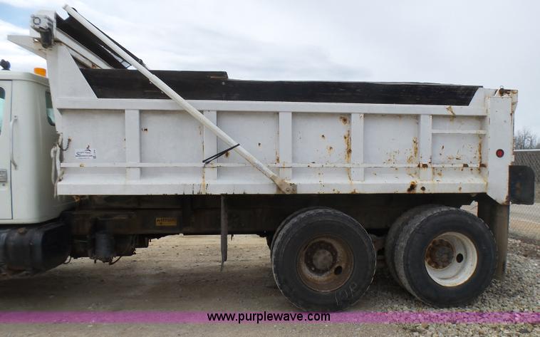 image for item L5458 1993 International 4900 dump truck