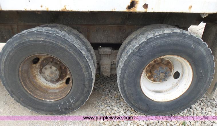 image for item L5458 1993 International 4900 dump truck