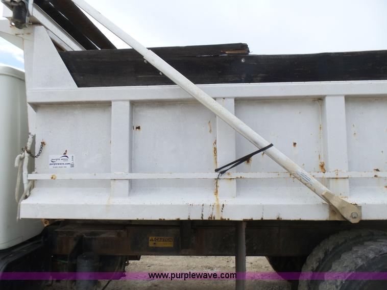 image for item L5458 1993 International 4900 dump truck