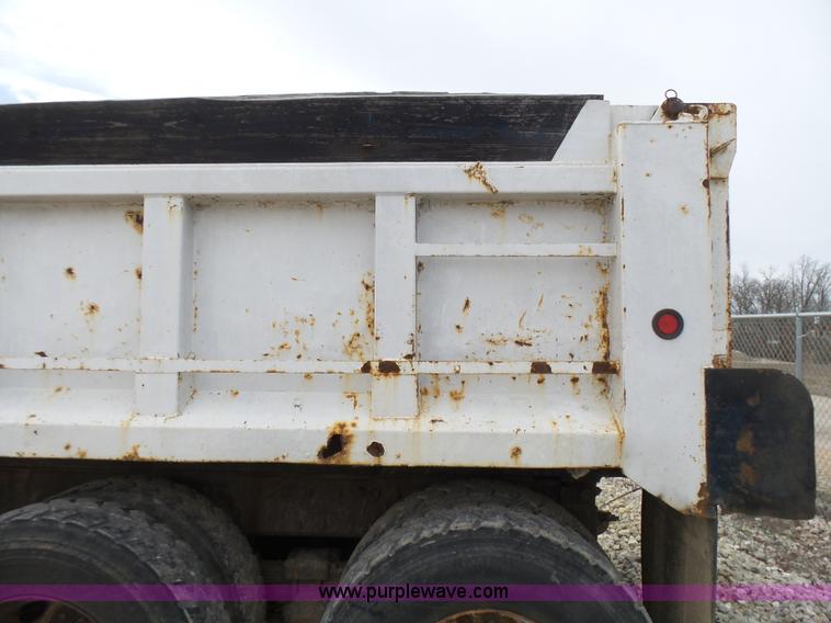 image for item L5458 1993 International 4900 dump truck