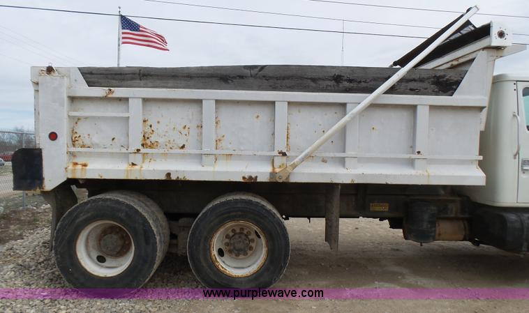 image for item L5458 1993 International 4900 dump truck