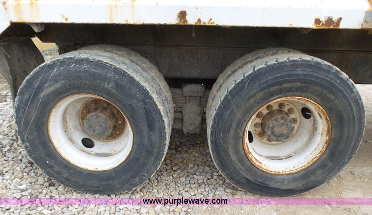 image for item L5458 1993 International 4900 dump truck