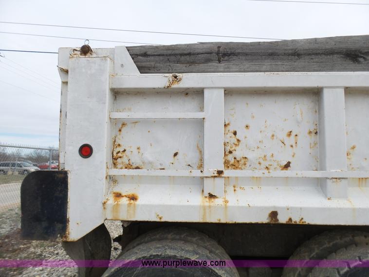 image for item L5458 1993 International 4900 dump truck