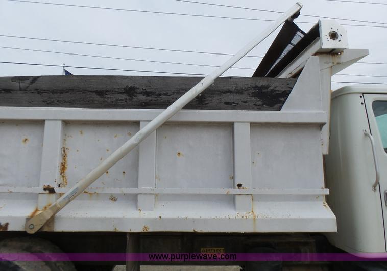 image for item L5458 1993 International 4900 dump truck