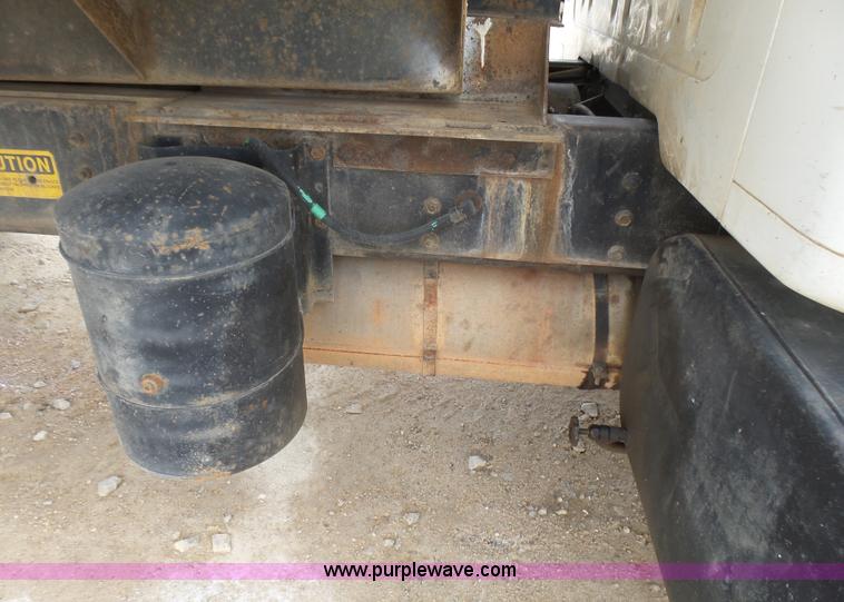 image for item L5458 1993 International 4900 dump truck