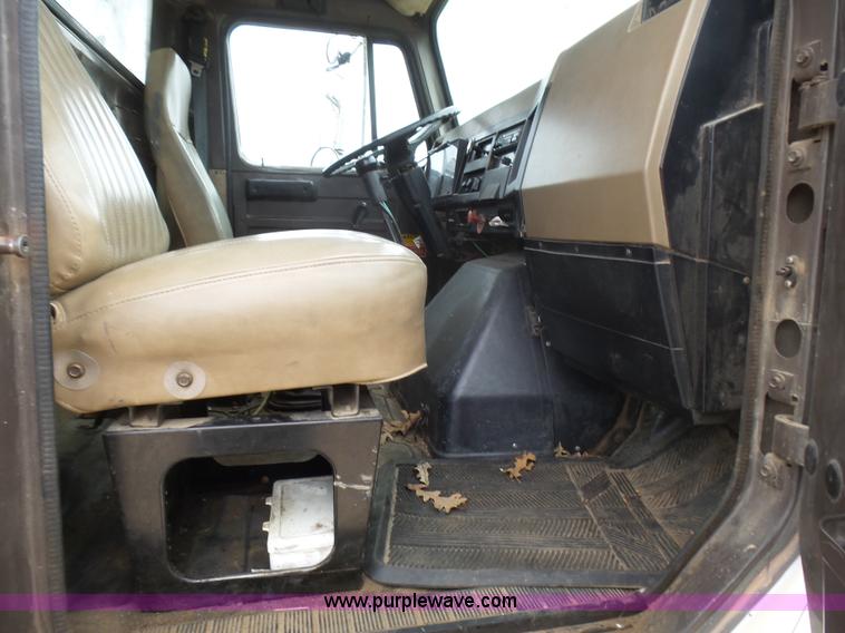 image for item L5458 1993 International 4900 dump truck