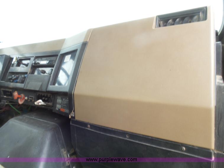 image for item L5458 1993 International 4900 dump truck