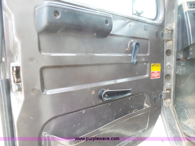 image for item L5458 1993 International 4900 dump truck