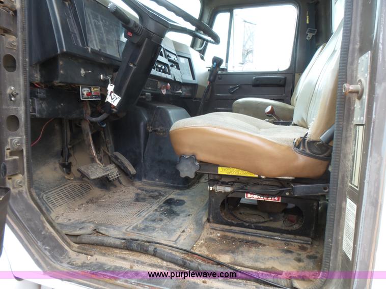 image for item L5458 1993 International 4900 dump truck