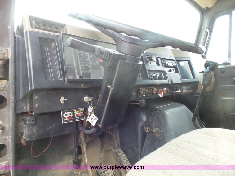 image for item L5458 1993 International 4900 dump truck