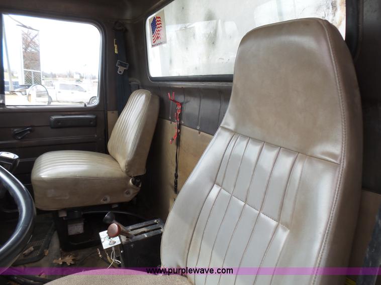 image for item L5458 1993 International 4900 dump truck