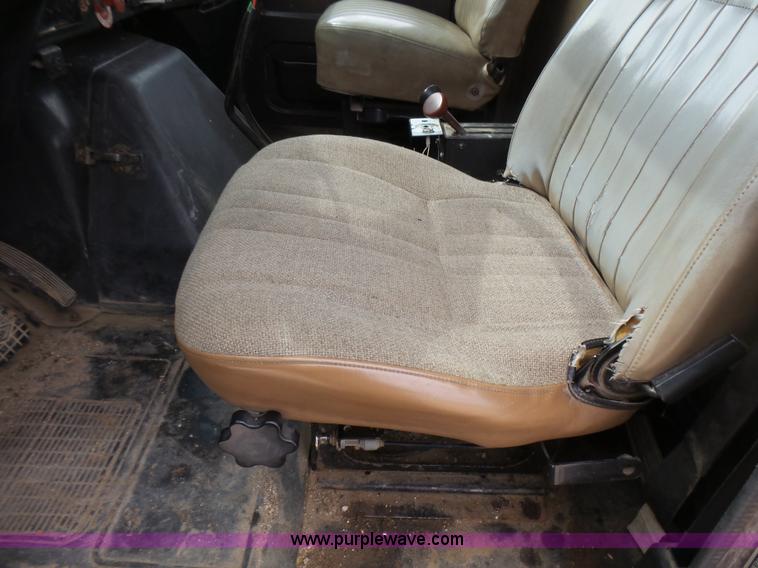 image for item L5458 1993 International 4900 dump truck