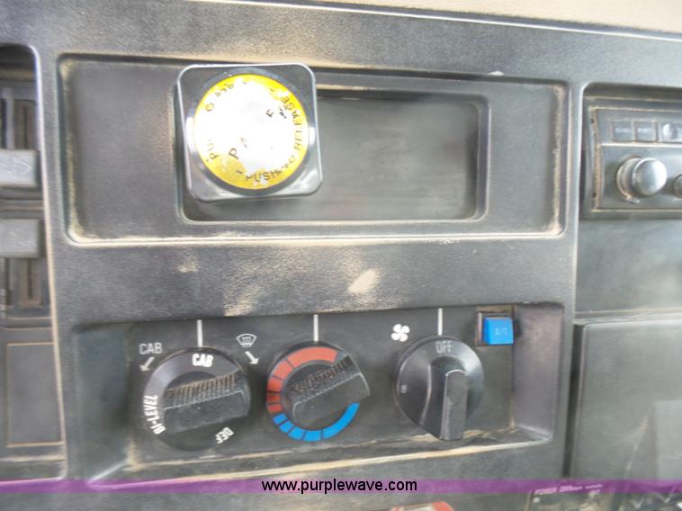 image for item L5458 1993 International 4900 dump truck