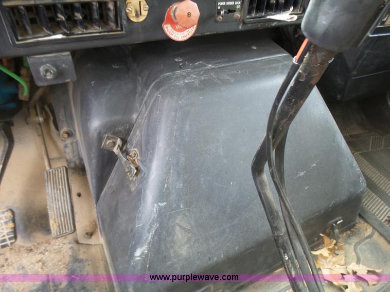 image for item L5458 1993 International 4900 dump truck