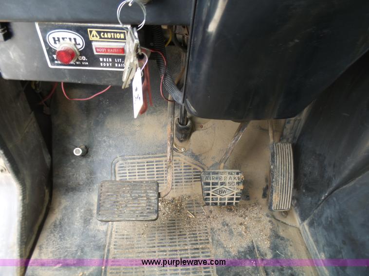 image for item L5458 1993 International 4900 dump truck