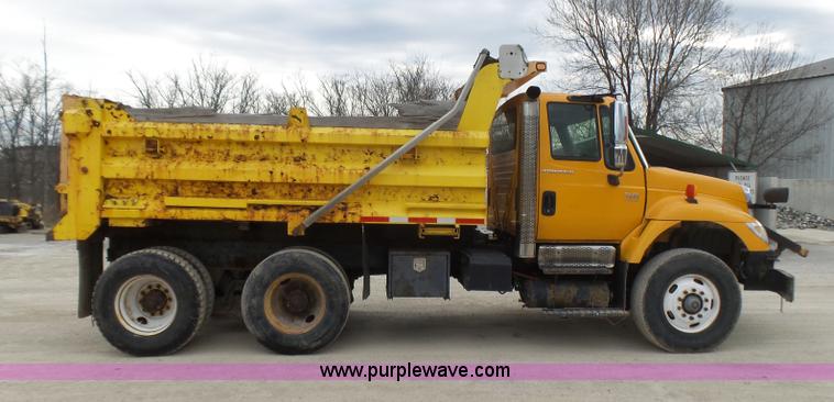 image for item L5464 2006 International 7400 dump truck