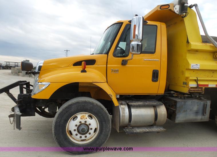 image for item L5464 2006 International 7400 dump truck