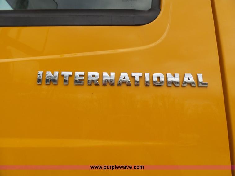image for item L5464 2006 International 7400 dump truck