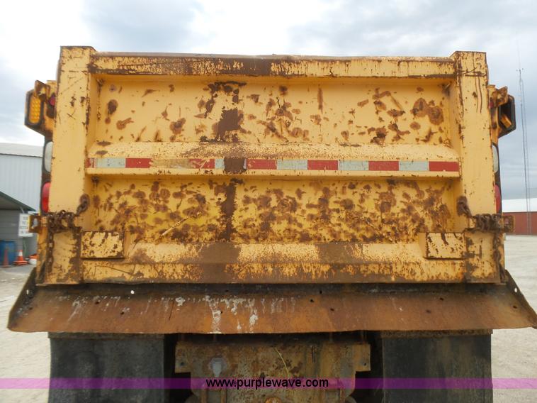image for item L5464 2006 International 7400 dump truck