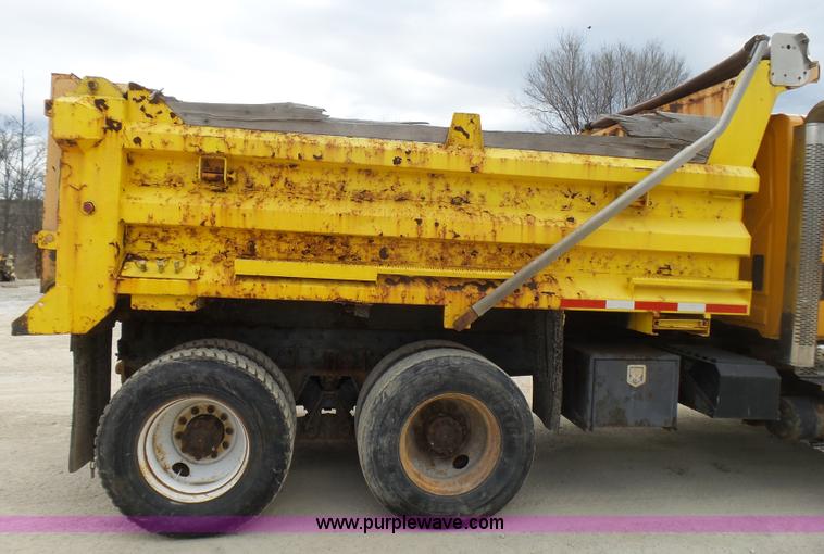 image for item L5464 2006 International 7400 dump truck