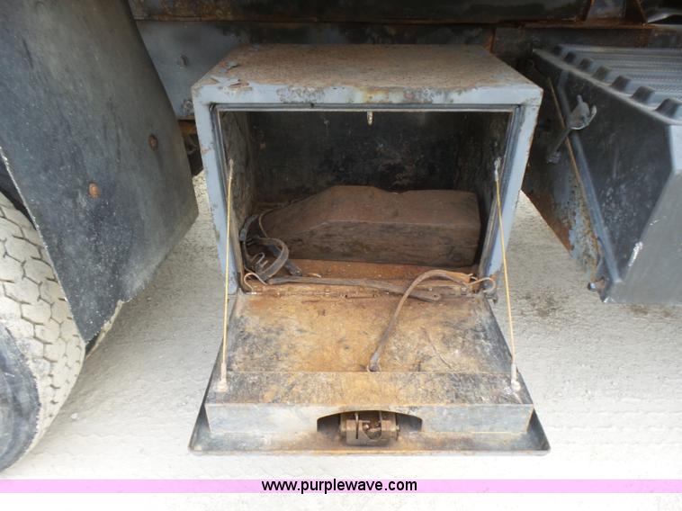 image for item L5464 2006 International 7400 dump truck