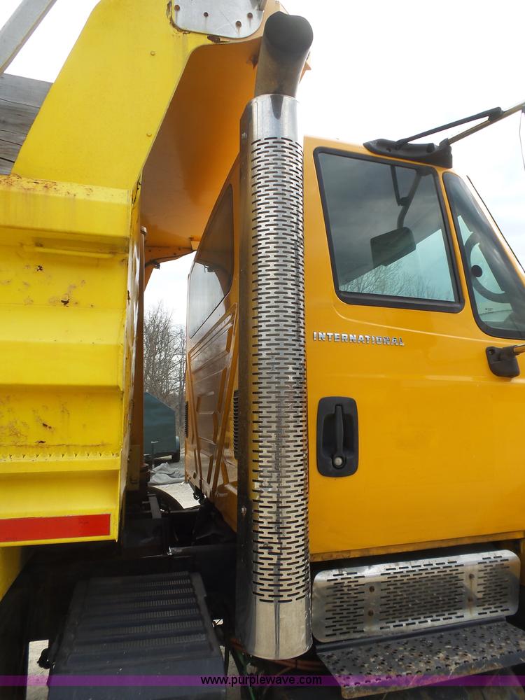 image for item L5464 2006 International 7400 dump truck