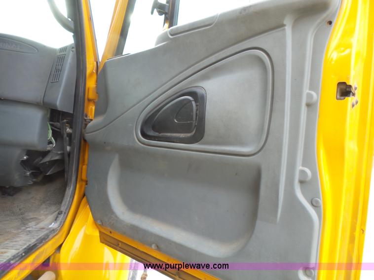 image for item L5464 2006 International 7400 dump truck