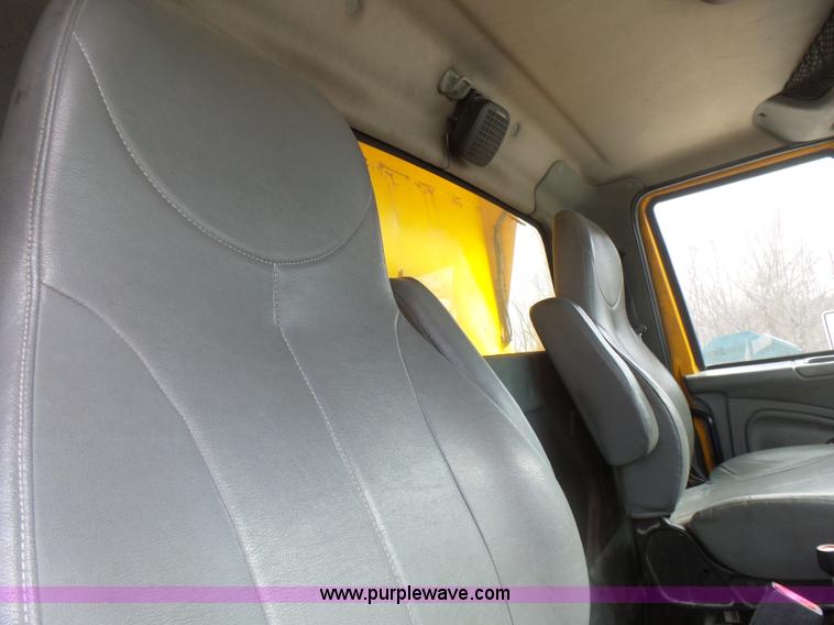 image for item L5464 2006 International 7400 dump truck