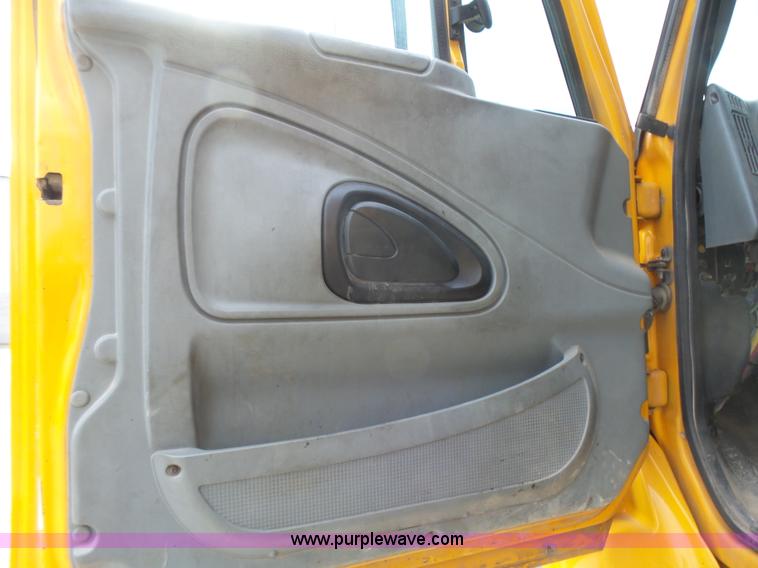 image for item L5464 2006 International 7400 dump truck