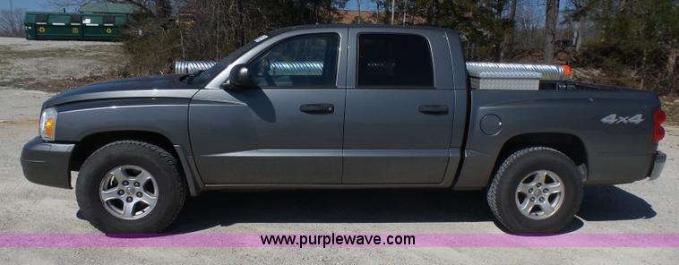 image for item L5470 2006 Dodge Dakota SLT Quad Cab pickup truck