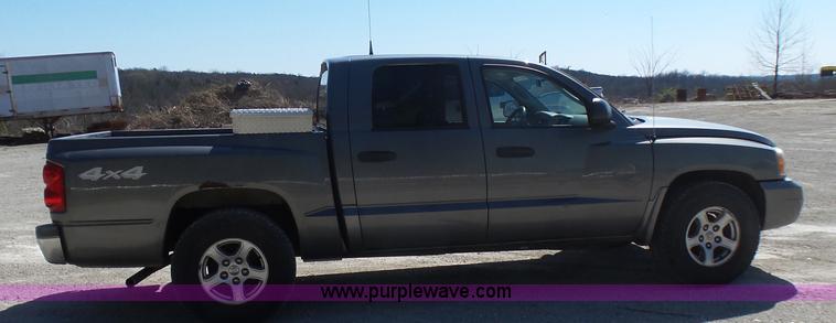 image for item L5470 2006 Dodge Dakota SLT Quad Cab pickup truck