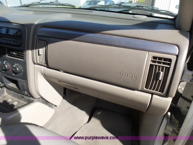 image for item L5486 2004 Jeep Grand Cherokee Laredo SUV