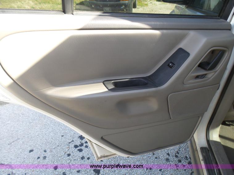 image for item L5486 2004 Jeep Grand Cherokee Laredo SUV