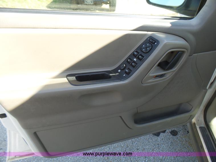 image for item L5486 2004 Jeep Grand Cherokee Laredo SUV