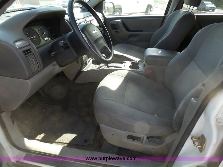 image for item L5486 2004 Jeep Grand Cherokee Laredo SUV