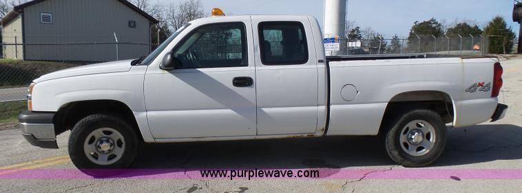image for item L5487 2003 Chevrolet Silverado 1500 Ext. Cab pickup truck