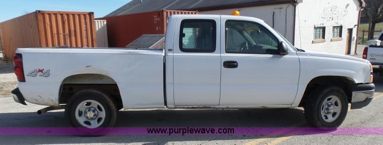 image for item L5487 2003 Chevrolet Silverado 1500 Ext. Cab pickup truck