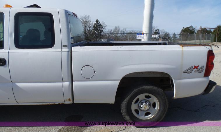 image for item L5487 2003 Chevrolet Silverado 1500 Ext. Cab pickup truck