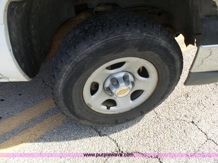 image for item L5487 2003 Chevrolet Silverado 1500 Ext. Cab pickup truck