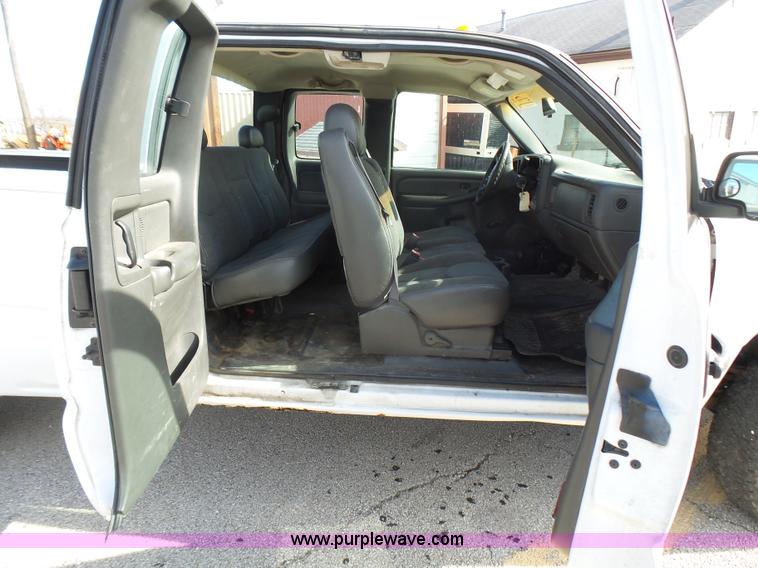 image for item L5487 2003 Chevrolet Silverado 1500 Ext. Cab pickup truck