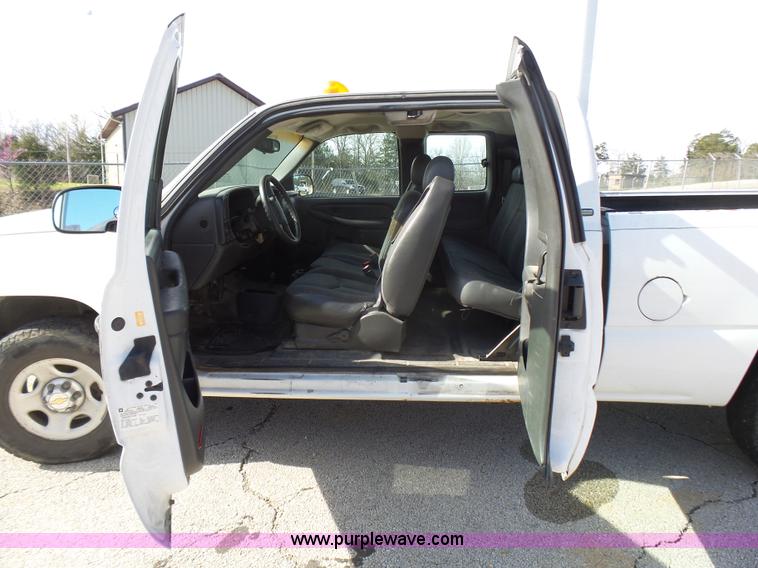 image for item L5487 2003 Chevrolet Silverado 1500 Ext. Cab pickup truck