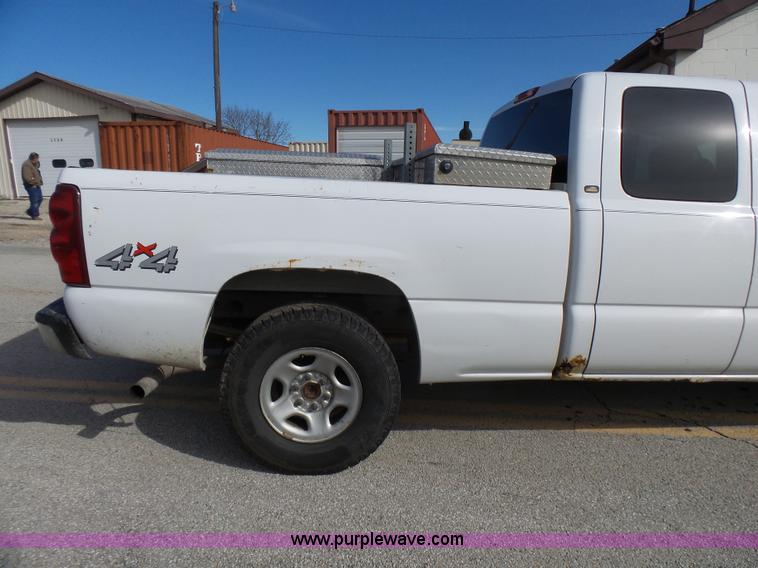 image for item L5488 2003 Chevrolet Silverado 1500 Ext. Cab pickup truck