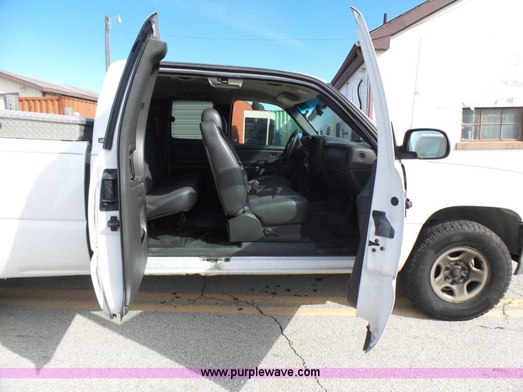 image for item L5488 2003 Chevrolet Silverado 1500 Ext. Cab pickup truck