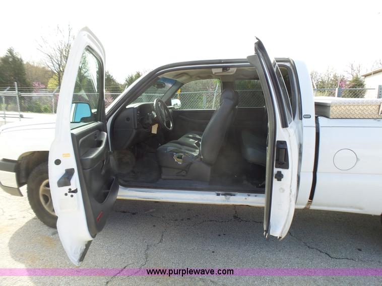 image for item L5488 2003 Chevrolet Silverado 1500 Ext. Cab pickup truck
