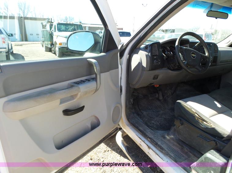 image for item L5604 2009 Chevrolet Silverado 2500HD Ext. Cab pickup truck