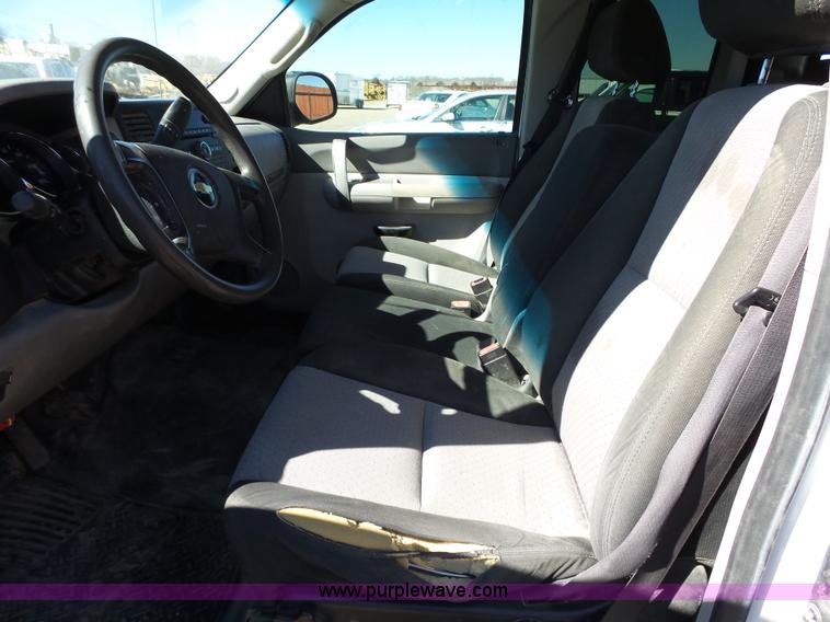 image for item L5604 2009 Chevrolet Silverado 2500HD Ext. Cab pickup truck