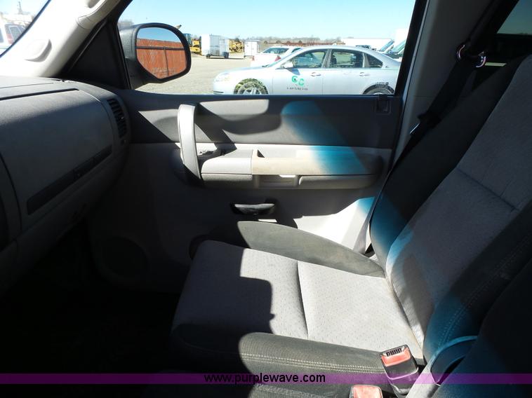 image for item L5604 2009 Chevrolet Silverado 2500HD Ext. Cab pickup truck