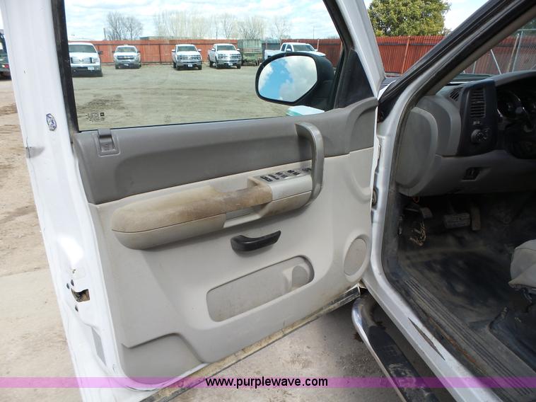 image for item L5605 2009 Chevrolet Silverado 2500HD Ext. Cab pickup truck