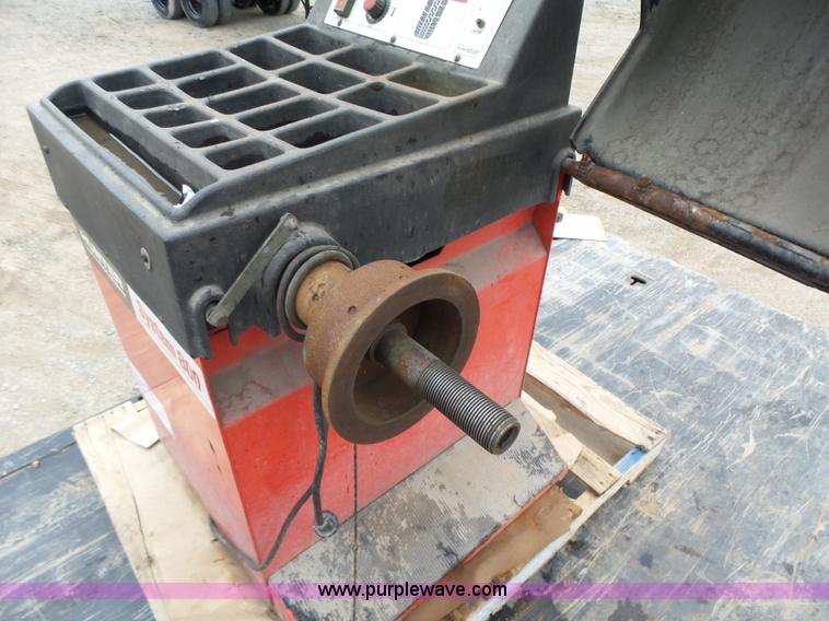 image for item L5627 Hunter System 800 wheel balancer