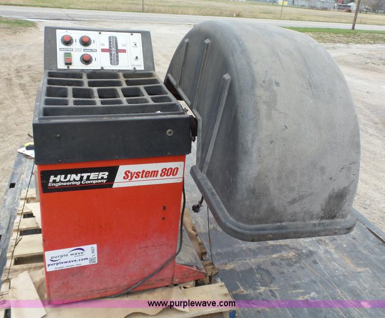 image for item L5627 Hunter System 800 wheel balancer